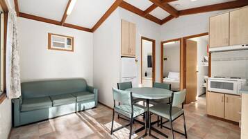 Familien-Ferienhütte, Seeblick (2 Bedroom Family Cabin X) | Wohnbereich