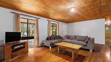 Casa, patio, vistas al lago (4 Bedroom Laanecoorie Lodge) | Zona de estar