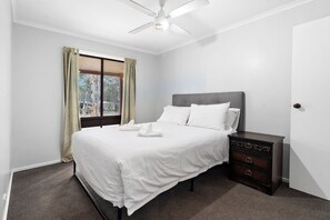 4 Bedroom Laanecoorie Lodge @ Laanecoorie Lakeside