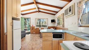2 Bedroom Lakeview D2456 @ Laanecoorie Lakeside | Private kitchen