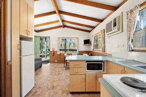 Cabin, Patio, Lake View (2 Bedroom Lakeview D2456) | Dapur peribadi