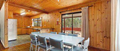 منزل - برواق - منظر للبحيرة (4 Bedroom Laanecoorie Lodge) | مطبخ خاص