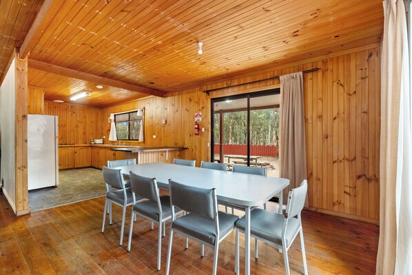 4 Bedroom Laanecoorie Lodge @ Laanecoorie Lakeside | Private kitchen