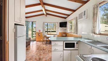 Cabaña, patio, vistas al lago (2 Bedroom Lakeview D2456) | Cocina privada