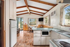 2 Bedroom Lakeview D2456 @ Laanecoorie Lakeside | Private kitchen