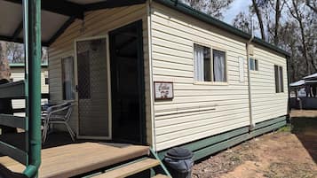 Chalet rustique, patio, vue sur le lac (2 Bedroom Lakeview D2456)