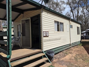 Stuga - uteplats - sjöutsikt (2 Bedroom Lakeview D2456)