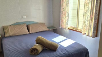 Chalet rustique, patio, vue sur le lac (2 Bedroom Lakeview D2456)