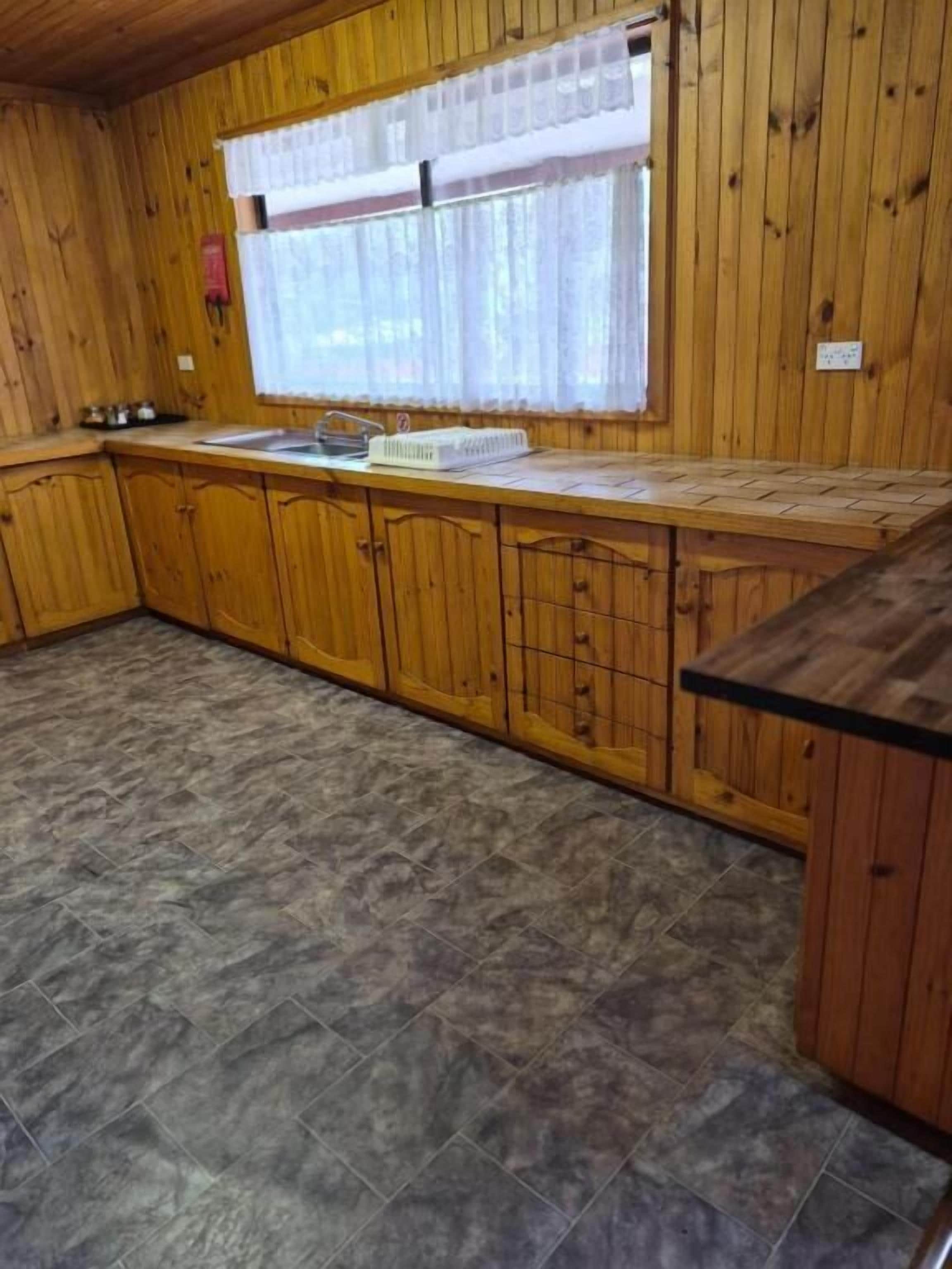 Maison, patio, vue sur le lac (4 Bedroom Laanecoorie Lodge) | Cuisine privée