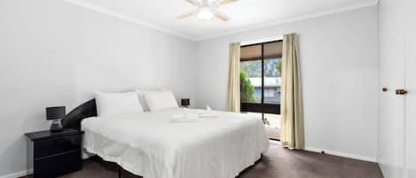 4 Bedroom Laanecoorie Lodge @ Laanecoorie Lakeside