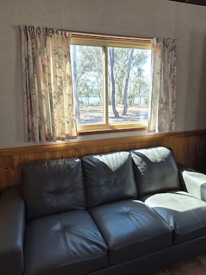 Cabana, varanda, vista para o lago (2 Bedroom Lakeview D1D3) | Área de estar