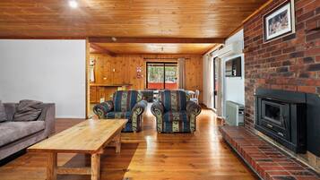4 Bedroom Laanecoorie Lodge @ Laanecoorie Lakeside | Living area