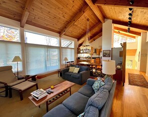 Smart TV, books - Mid-coast Dream- Beautiful Oceanfront home with spectacular views! (St. George)