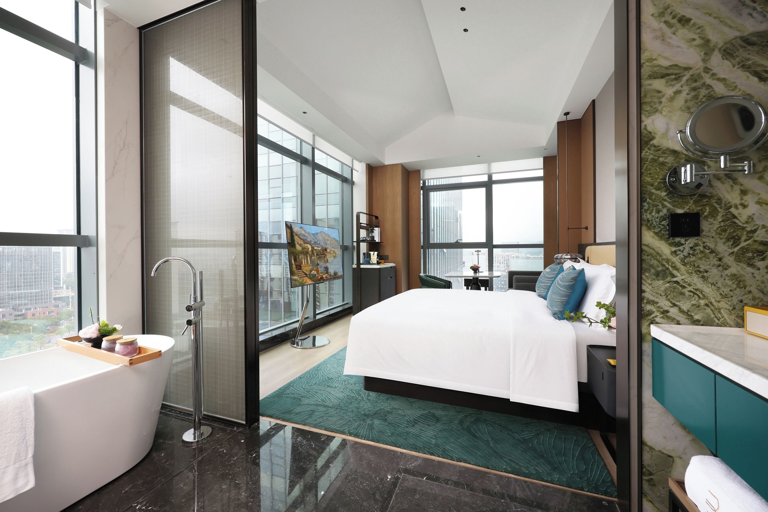 Executive szoba kétszemélyes ággyal, kilátással a városra | Széf a szobában, íróasztal és laptophoz jól használható munkafelület