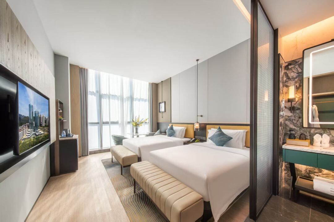 Luxury szoba két külön ággyal, kilátással a városra | Széf a szobában, íróasztal és laptophoz jól használható munkafelület