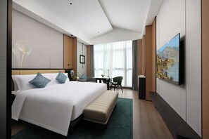 Luxus szoba kétszemélyes ággyal, kilátással a városra | Széf a szobában, íróasztal és laptophoz jól használható munkafelület