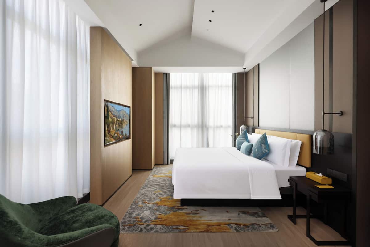 Executive lakosztály, kilátással a városra | Széf a szobában, íróasztal és laptophoz jól használható munkafelület