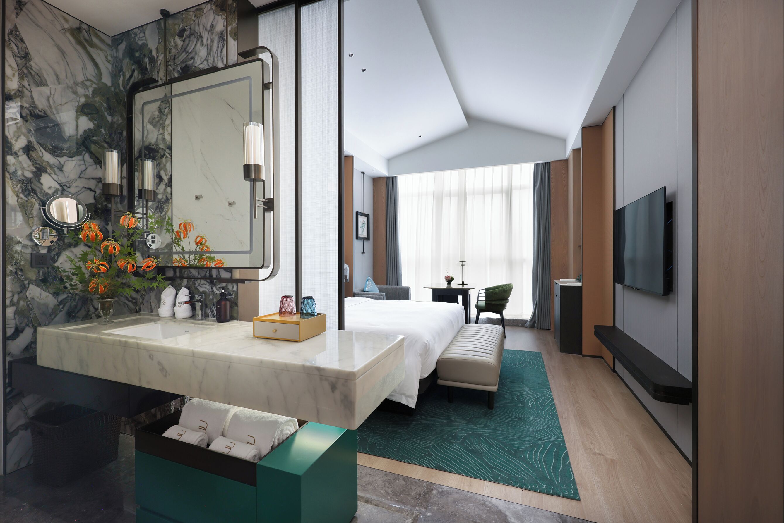 Luxus szoba kétszemélyes ággyal, kilátással a városra | Széf a szobában, íróasztal és laptophoz jól használható munkafelület