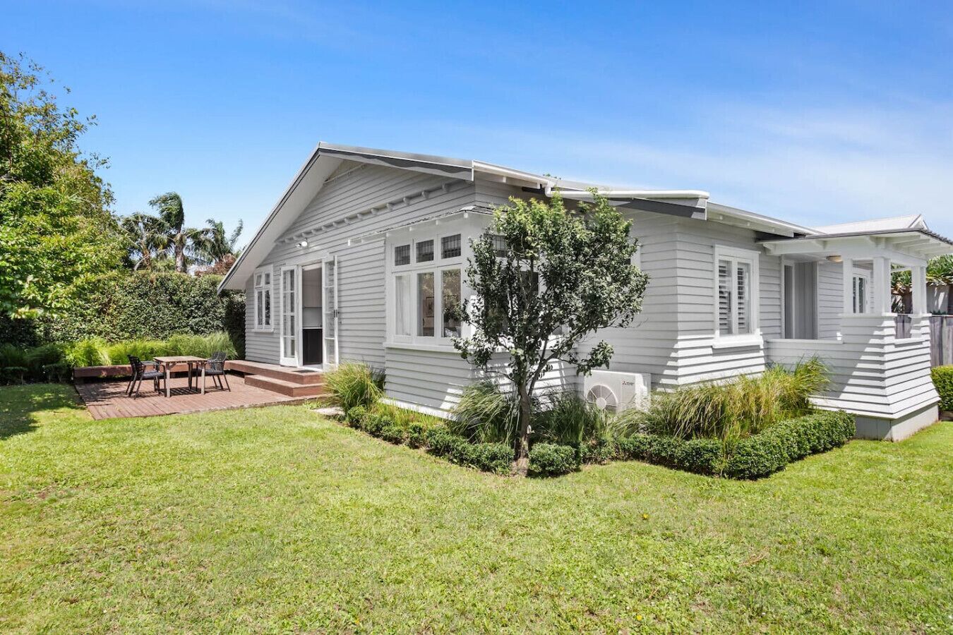 Classic bungalow with huge flat garden