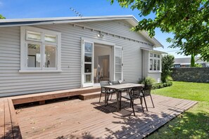Outdoor dining - Perfect Mt Eden Bungalow (by Furnished Rentals) (Auckland City)