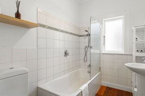 Hair dryer, towels - Perfect Mt Eden Bungalow (by Furnished Rentals) (Auckland City)