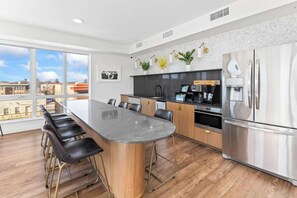 Kühlschrank, Mikrowelle, Herdplatte, Geschirrspüler