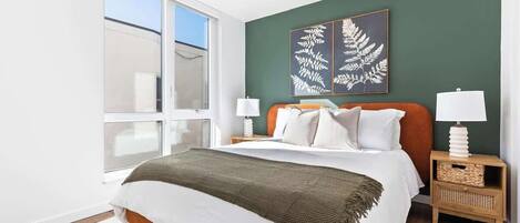 Een strijkplank/strijkijzer, wifi, beddengoed