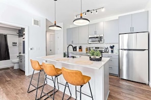 Fridge, microwave, stovetop, dishwasher