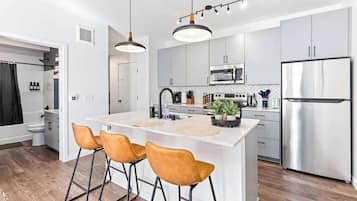 Kjøleskap, mikrobølgeovn, ovn og kokeplater