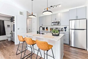 Kjøleskap, mikrobølgeovn, ovn og kokeplater