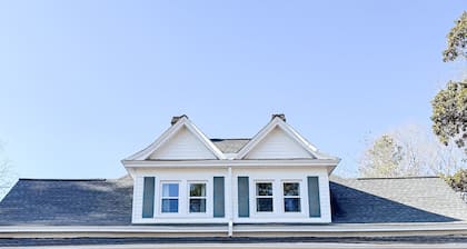 The Whitaker House - Modern Historic Farmhouse in Franklinton, NC!