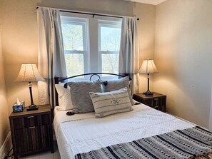 4 bedrooms, desk, iron/ironing board, travel cot - The Whitaker House - Modern Historic Farmhouse in Franklinton, NC! (Franklinton)