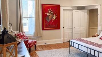 4 chambres, bureau, fer et planche à repasser, lit de bébé portatif