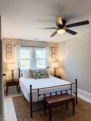 4 Schlafzimmer, Schreibtisch, Bügeleisen/Bügelbrett, Reisekinderbett