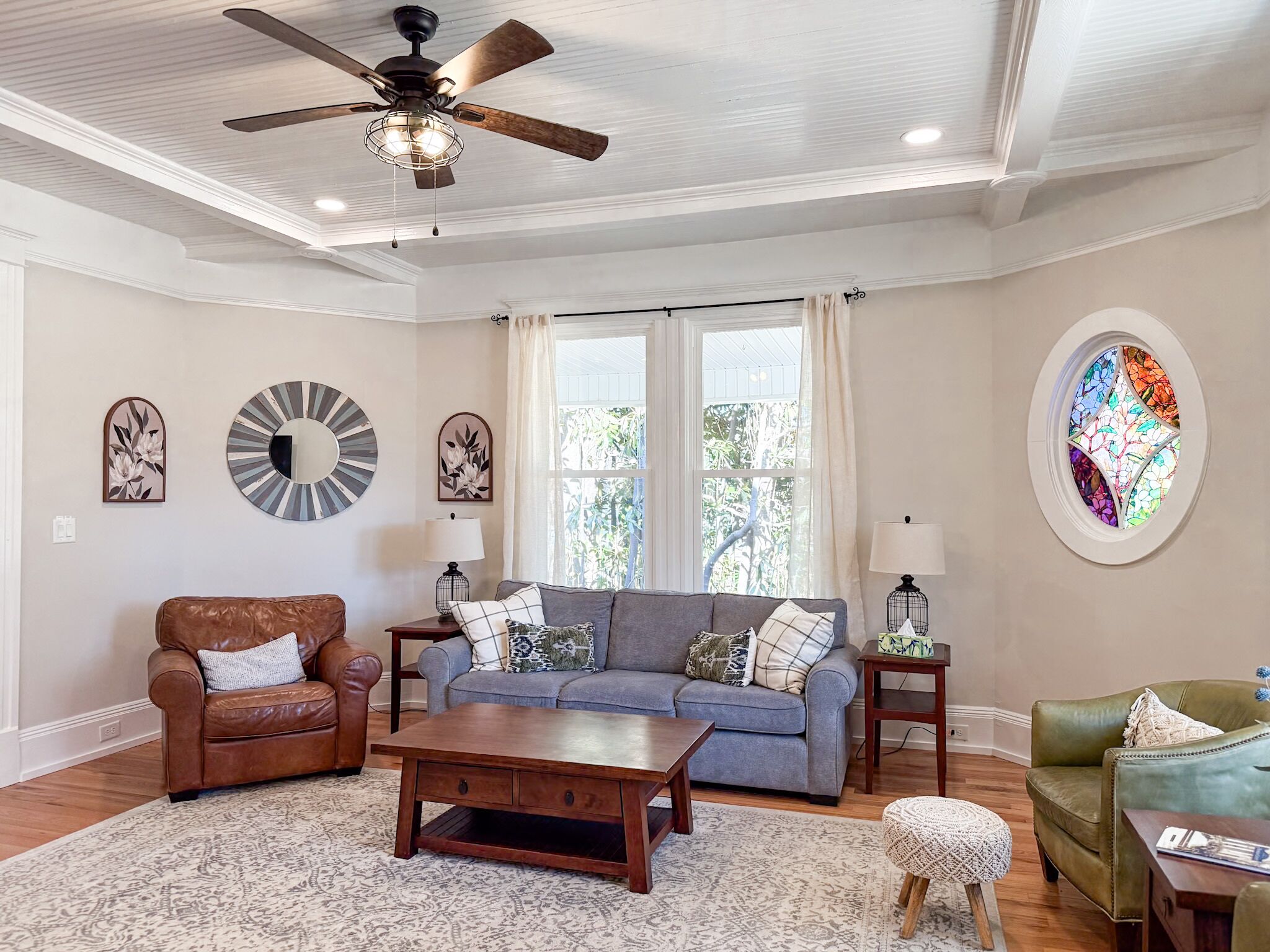 TV connectée, jeux vidéo, baby-foot, livres