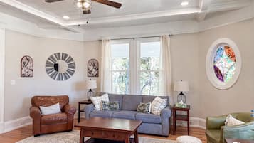 Téléviseur connecté, jeux vidéo, table de baby-foot, livres