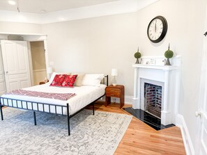 4 habitaciones, escritorio y tabla de planchar con plancha 