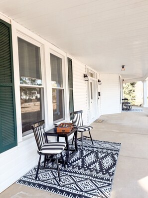 Outdoor dining - The Whitaker House - Modern Historic Farmhouse in Franklinton, NC! (Franklinton)