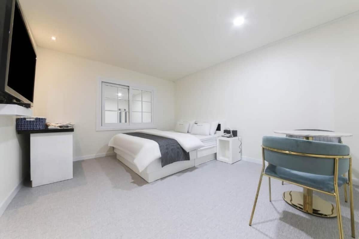 غرفة عائلية رباعية - بشرفة - منظر للمدينة | واي فاي مجانًا