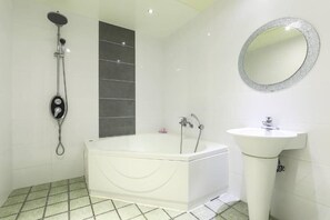 غرفة ثلاثية - منظر للمدينة | حمام