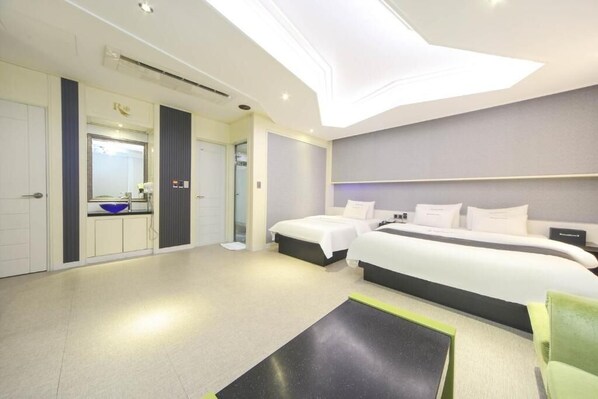 Twin Room, City View | Free WiFi - Renaissance Hotel (Pohang-si)