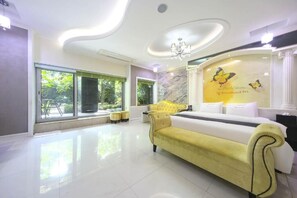 Luxury Quadruple Room, City View | Free WiFi - Renaissance Hotel (Pohang-si)