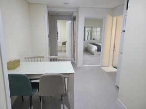 غرفة عائلية رباعية - بشرفة - منظر للمدينة | تناول الطعام