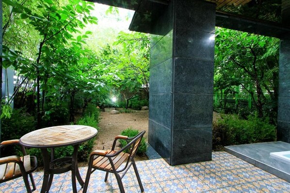 غرفة فاخرة رباعية - منظر للمدينة | تناول الطعام بالخارج