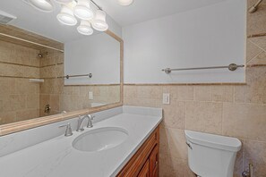 Shower, hair dryer - 251 Stoney Creek Villa | Steps to Harbour Town | Community Pool | Private Patio (Hilton Head Island)