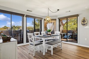 Dining - 7112 Harbourside 1 @ Shelter Cove | Gorgeous Marina Views | Spacious Balcony | Community Pool (Hilton Head Island)