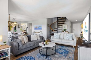 Smart TV, books - 7112 Harbourside 1 @ Shelter Cove | Gorgeous Marina Views | Spacious Balcony | Community Pool (Hilton Head Island)