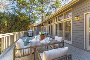Outdoor dining - Family Getaway, Newly Renovated Sea Pines Oasis (Hilton Head Island)