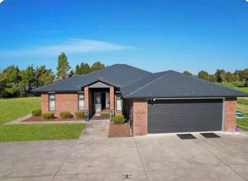 Welcome to your modern countryside getaway in Mamaku,