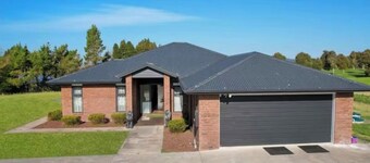 Welcome to your modern countryside getaway in Mamaku,